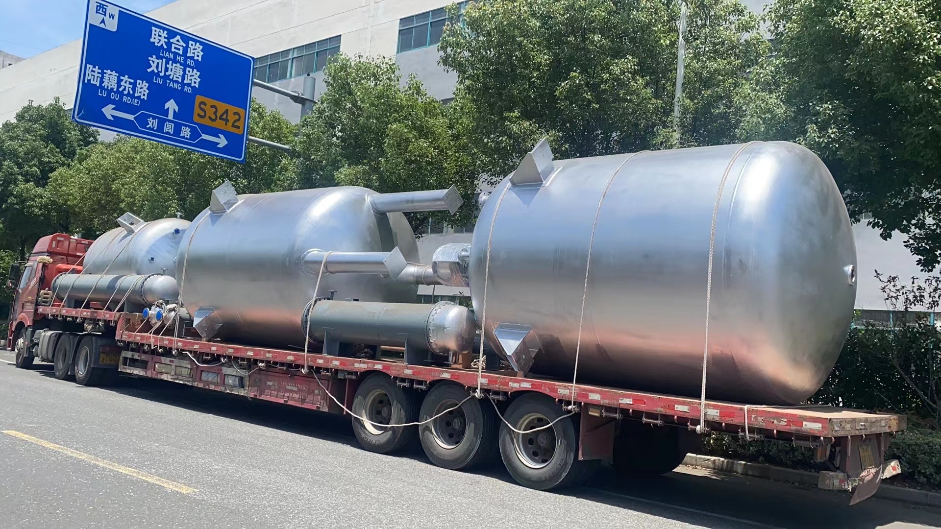 三臺不銹鋼反應釜，六臺列管冷凝器發(fā)往江西